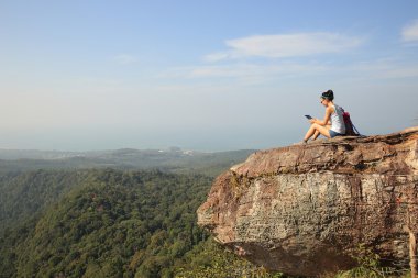 kadın backpacker dijital tablet kullanma