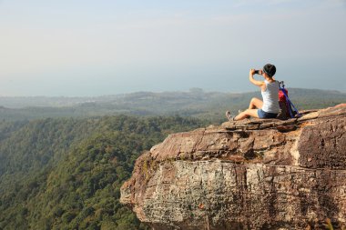 kamera Dağı'nda olan kadın
