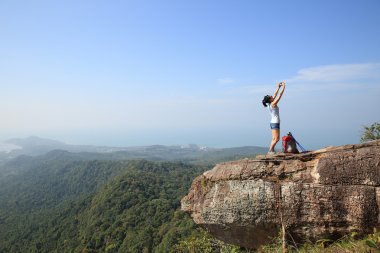 kadın backpacker alarak fotoğraf Dağı'nda