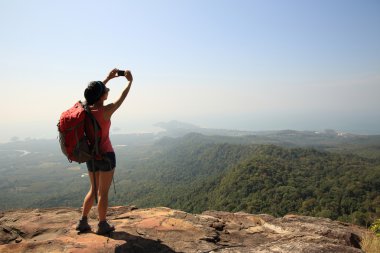 kadın backpacker alarak fotoğraf