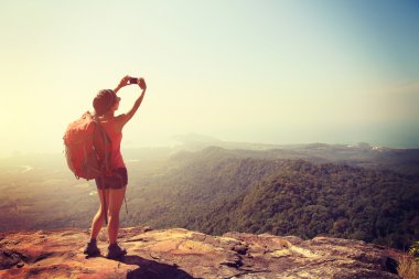 kamera Dağı'nda olan kadın