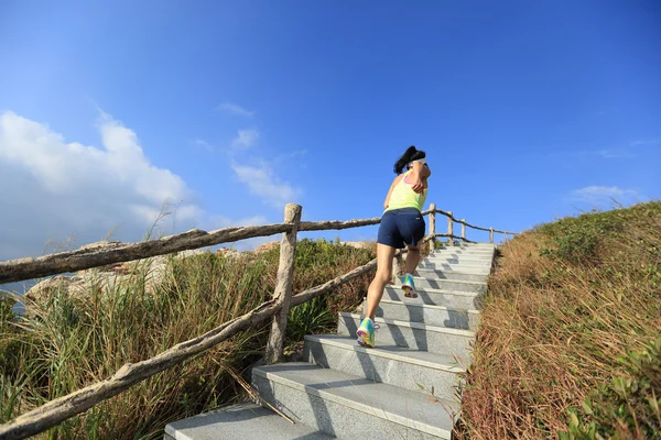 Jonge vrouw wordt uitgevoerd op de berg — Stockfoto