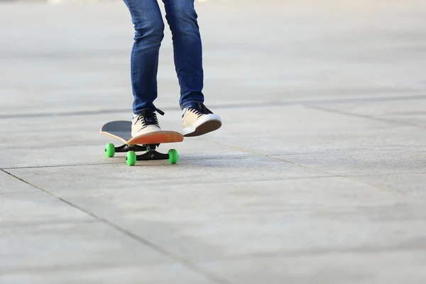 여성 스케이트 보더 다리 — 스톡 사진