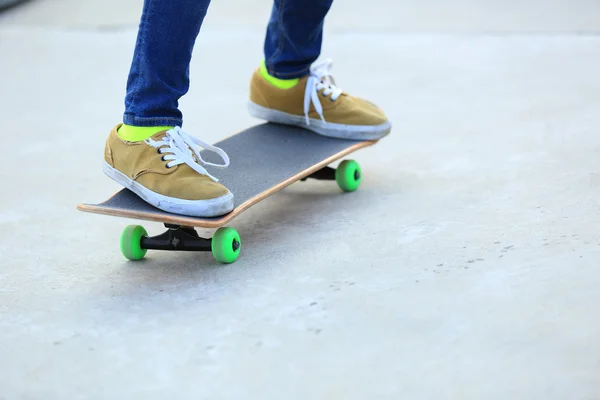 Female skateboarder legs — Stock Photo, Image