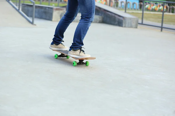 Vrouwelijke skateboarder benen — Stockfoto