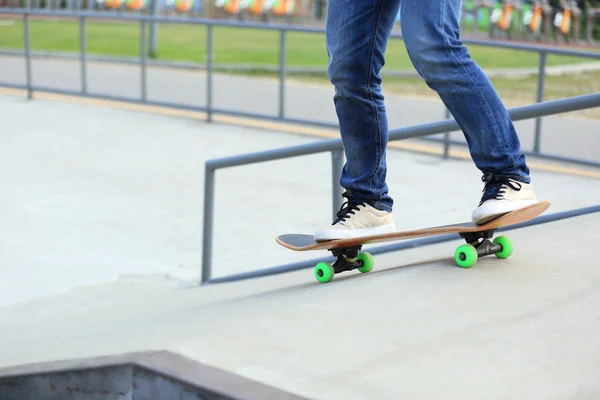 Beine von Skateboarderinnen — Stockfoto