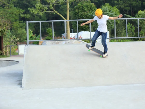 Kobieta skateboarding w skateparku — Zdjęcie stockowe