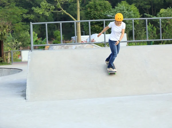 Femme skateboard au skatepark — Photo