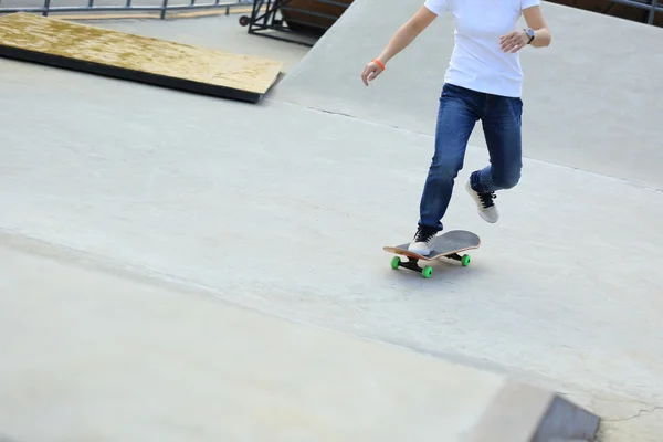 Skateboard donna allo skatepark — Foto Stock