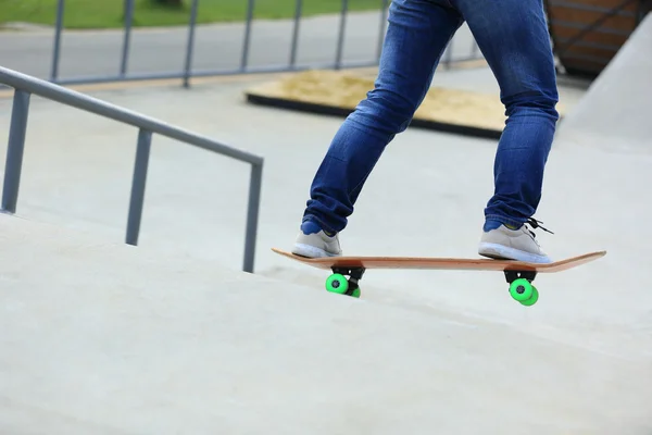 Gambe skateboarder femminili — Foto Stock