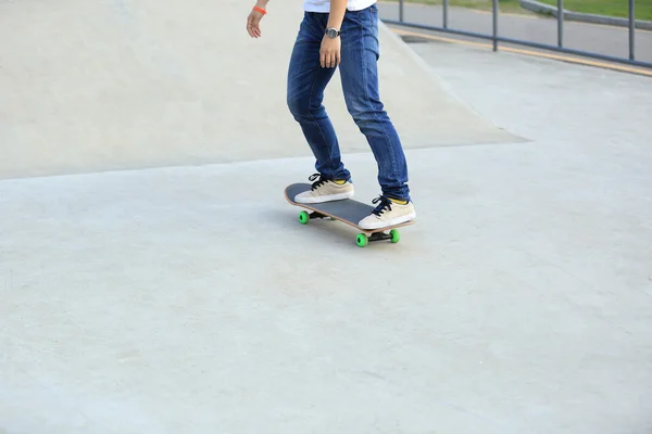 Woman skateboarding at skatepark — Stock Photo, Image
