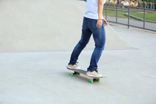 Femme skateboard au skatepark — Photo