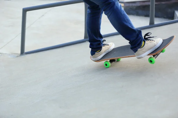 Vrouwelijke skateboarder benen — Stockfoto