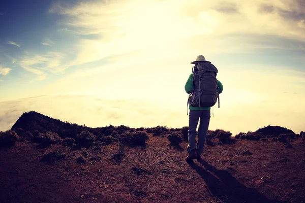 Γυναίκα backpacker πεζοπορία — Φωτογραφία Αρχείου