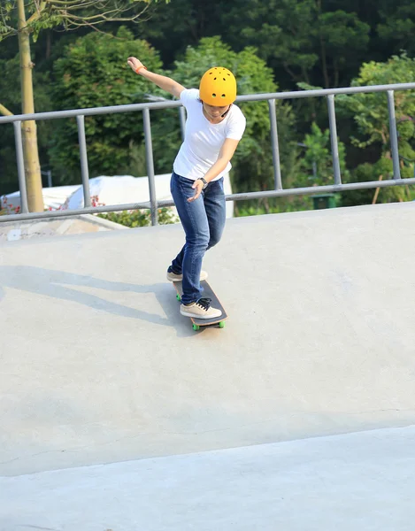 Vrouw skateboarden op skatepark — Stockfoto