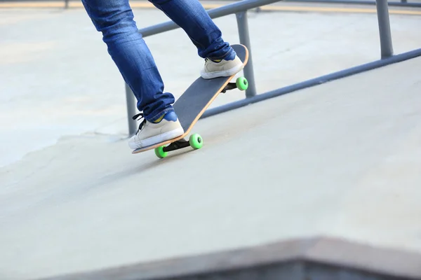 Kobieta skateboarding w skateparku — Zdjęcie stockowe