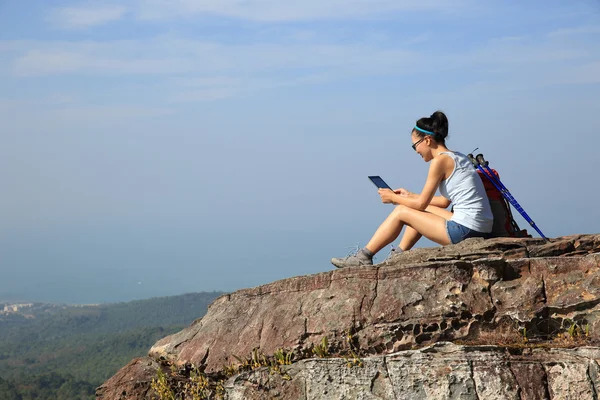Женщина турист с помощью цифрового планшета — стоковое фото