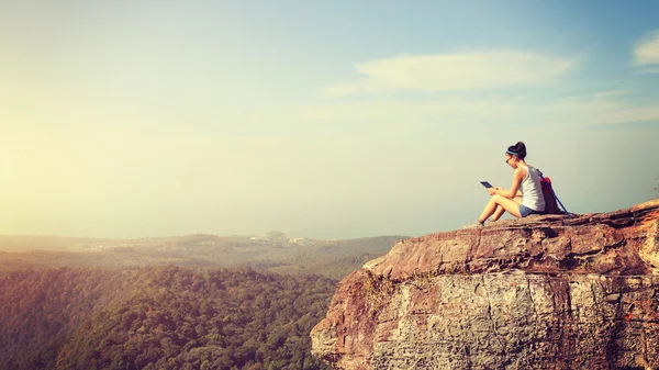 Vrouw backpacker met behulp van digitale tablet — Stockfoto