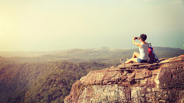 Junge Frau mit Kamera am Berg — Stockfoto