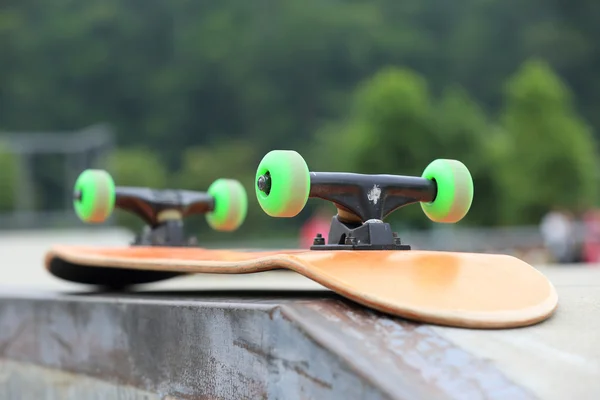 Nieuwe skateboard op weg — Stockfoto
