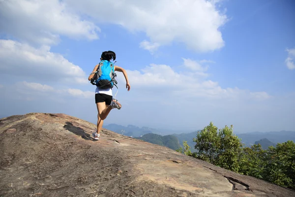 Woman hiker running on mountain — Stock Photo, Image