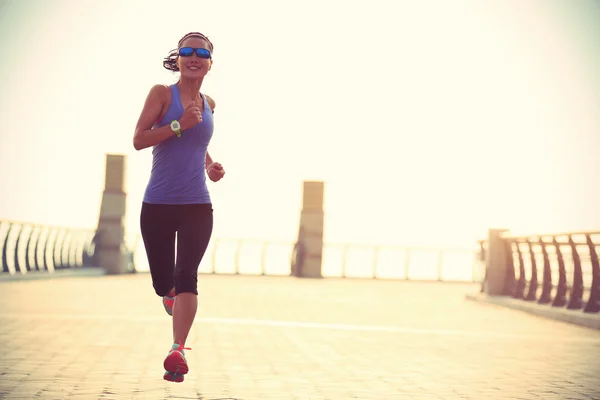 Fitness kvinna löpare — Stockfoto