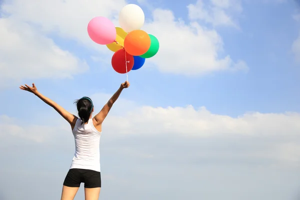 Kadın renkli balonları — Stok fotoğraf