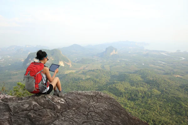 Kvinna hiker användning digital tablet — Stockfoto