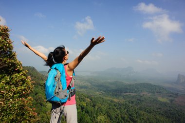 Kolları açık bir kadın yürüyüşçü