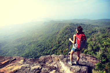 genç kadın backpacker sahil