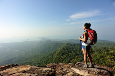 genç kadın backpacker sahil