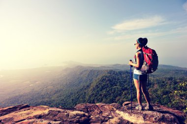 genç kadın backpacker sahil