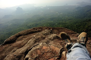 Uzun yürüyüşe çıkan kimse bacaklar Dağı'nda