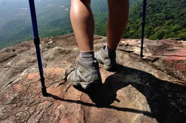 Dağ bacaklarına kadın uzun yürüyüşe çıkan kimse