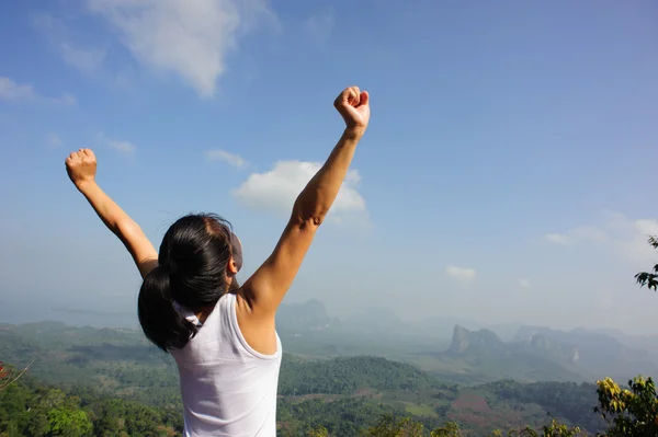 Woman with open arms — Stock Photo, Image