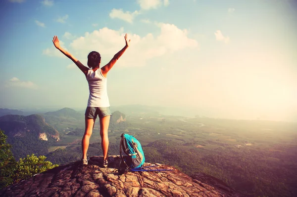 Woman hiker with open arms — Stock Photo, Image