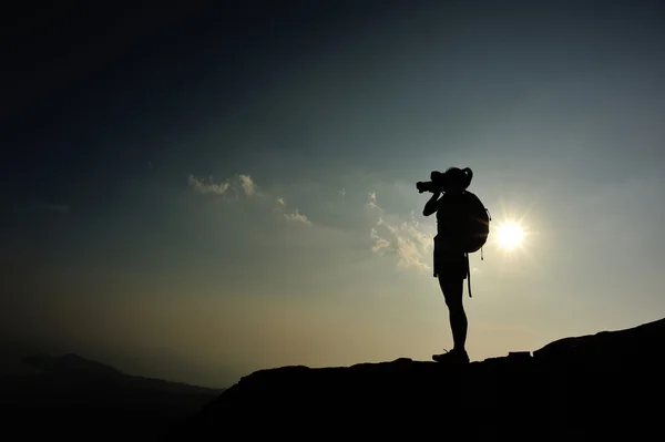 Femme photographe sur la montagne du coucher du soleil — Photo