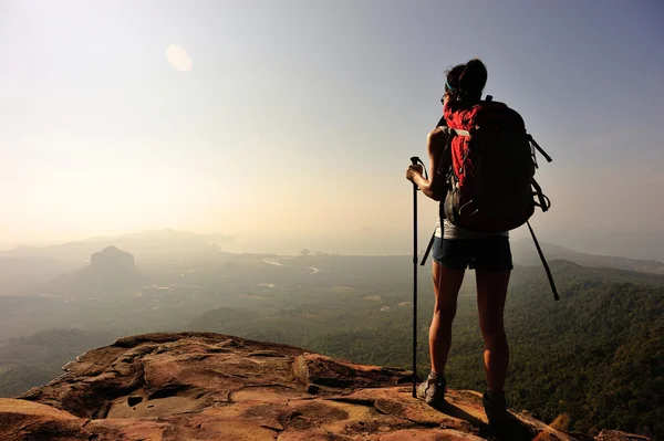 Escursionista donna sulla vetta della montagna — Foto Stock