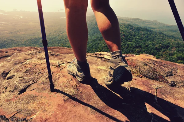 山上的女性的徒步旅行者双腿 — 图库照片