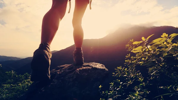 Uzun yürüyüşe çıkan kimse bacaklar onmountain tepe — Stok fotoğraf