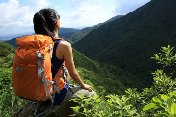 Perempuan backpacker di puncak gunung — Stok Foto
