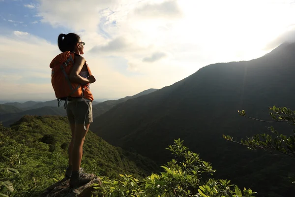 Mulher mochileiro no pico da montanha — Fotografia de Stock