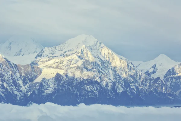 Bulutlar ve karlı dağ zirveleri — Stok fotoğraf