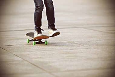 City üzerinden kadın kaykaycı