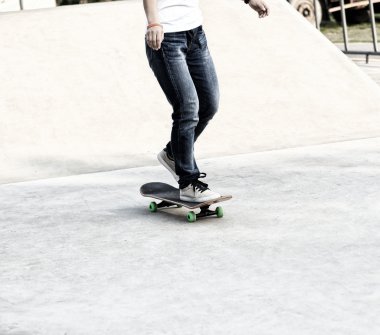 kaykaylı kadın bacakları