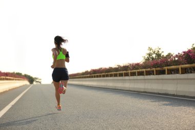 Genç fitness kadın şehir yolda
