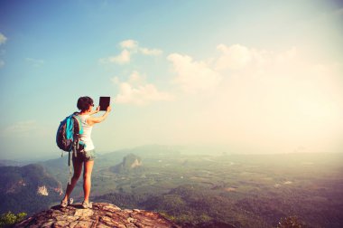 kadın backpacker dijital tablet kullanma