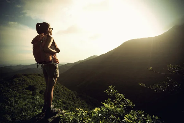 Mulher mochileiro no pico da montanha — Fotografia de Stock