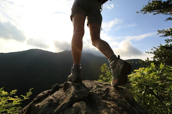 徒步旅行者双腿 onmountain 峰值 — 图库照片