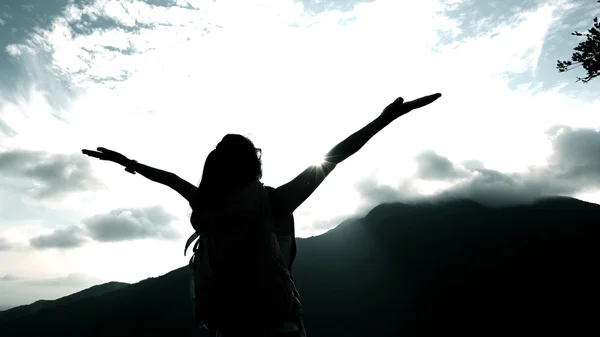 Cheering woman with open arms — Stock Photo, Image